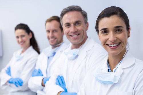 Groupe de dentistes les bras croisés