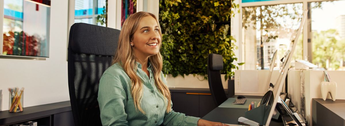 Femme portant un sarrau consultant un téléphone mobile